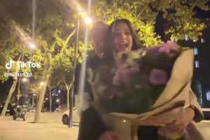 難忘瞬間！昨晚在巴塞羅那，梅西出現在一對情侶的視頻背景中